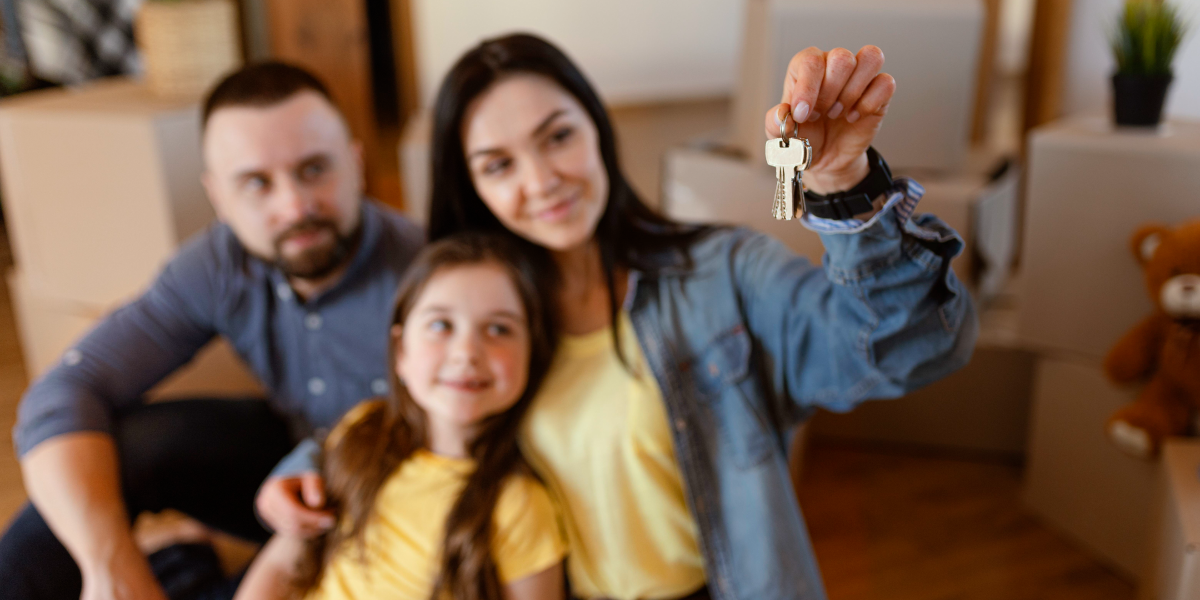 Familia recibiendo las llaves de su nuevo departamento